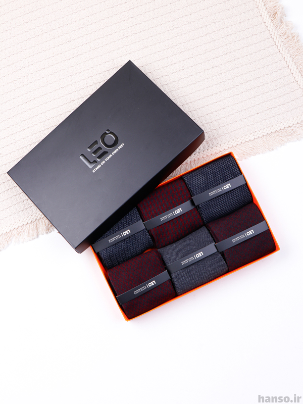 1 پک جوراب ساقدار لئو Leo کد 102 شامل 6 جفت جوراب مردانه ساقدار بوده که ضد تعریق, آنتی باکتریال و قسمت پاشنه و پنجه جوراب تقویت شده است که باعث افزایش کیفیت و ماندگاری جوراب میشود مناسب استفاده روزمره و رسمی طراحی شده. این جورابها کیفیت مناسبی دارند و در بستهبندی شیک برای هدیه نیز قابلاستفاده هستند.