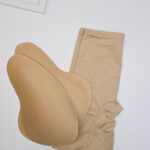 شورت زنانه پروتز دار بغل ران پادار گنی کد 2086 بدون حساسیت, شکم و پهلو را جمع می‌کند . این محصول مخصوص کسانی است که به زیبایی اندام خود اهمیت می‌دهند و باعث حجم و فرم بغل ران می‌شود . می‌توانید پروتز را جدا کنید . 