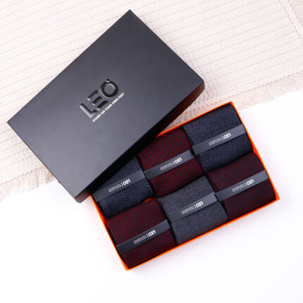 پک جوراب ساقدار لئو Leo کد 102 شامل 6 جفت جوراب مردانه ساقدار بوده که ضد تعریق, آنتی باکتریال و قسمت پاشنه و پنجه جوراب تقویت شده است که باعث افزایش کیفیت و ماندگاری جوراب می‌شود مناسب استفاده روزمره و رسمی طراحی شده. این جوراب‌ها کیفیت مناسبی دارند و در بسته‌بندی شیک برای هدیه نیز قابل‌استفاده هستند.