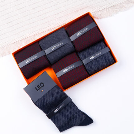 پک جوراب ساقدار لئو Leo کد 102 شامل 6 جفت جوراب مردانه ساقدار بوده که ضد تعریق, آنتی باکتریال و قسمت پاشنه و پنجه جوراب تقویت شده است که باعث افزایش کیفیت و ماندگاری جوراب می‌شود مناسب استفاده روزمره و رسمی طراحی شده. این جوراب‌ها کیفیت مناسبی دارند و در بسته‌بندی شیک برای هدیه نیز قابل‌استفاده هستند.